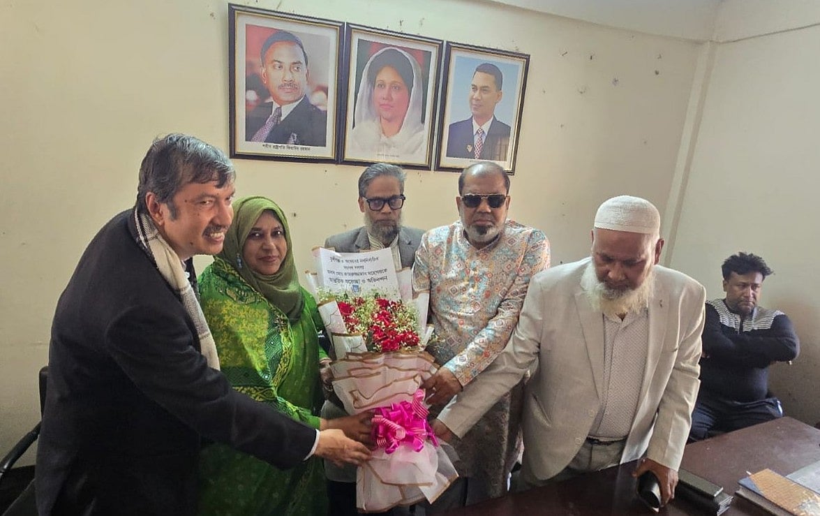 মুন্সিগঞ্জ-৩ আসনের নবনির্বাচিত সংসদ সদস্য মো. কামরুজ্জামানকে ফুল দিয়ে শুভেচ্ছা জানান সরকারি হরগঙ্গা কলেজের অধ্যক্ষসহ শিক্ষকেরা। রোববার দুপুরে মুন্সিগঞ্জ জেলা বিএনপির কার্যালয়ে