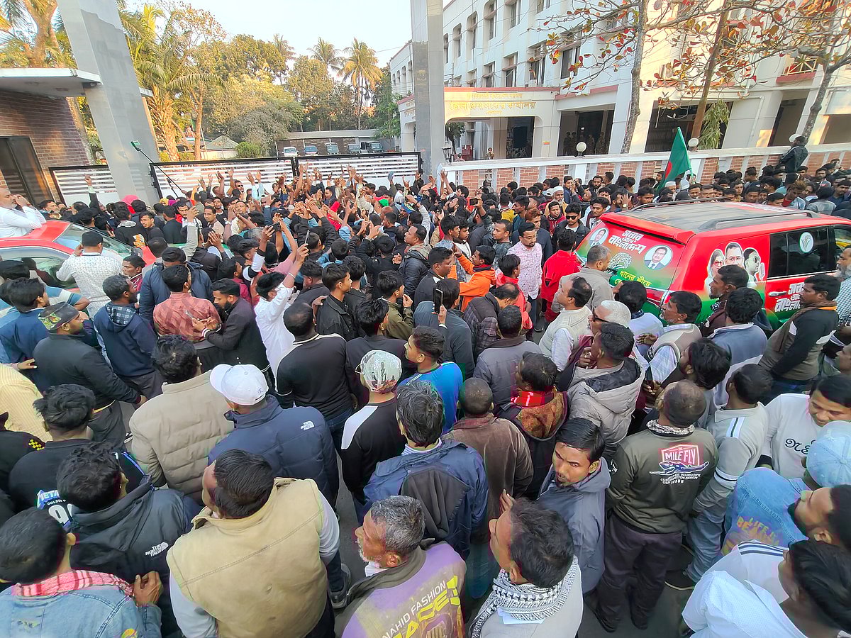 পাবনা-৩ ও পাবনা-৪ আসনে ভোট পুনর্গণনার দাবিতে জেলা প্রশাসক ও জেলা রিটার্নিং কর্মকর্তার কার্যালয়ের সামনে অবস্থান নিয়ে বিক্ষোভ করেন বিএনপির নেতা-কর্মীরা। গত শুক্রবার বিকেলে