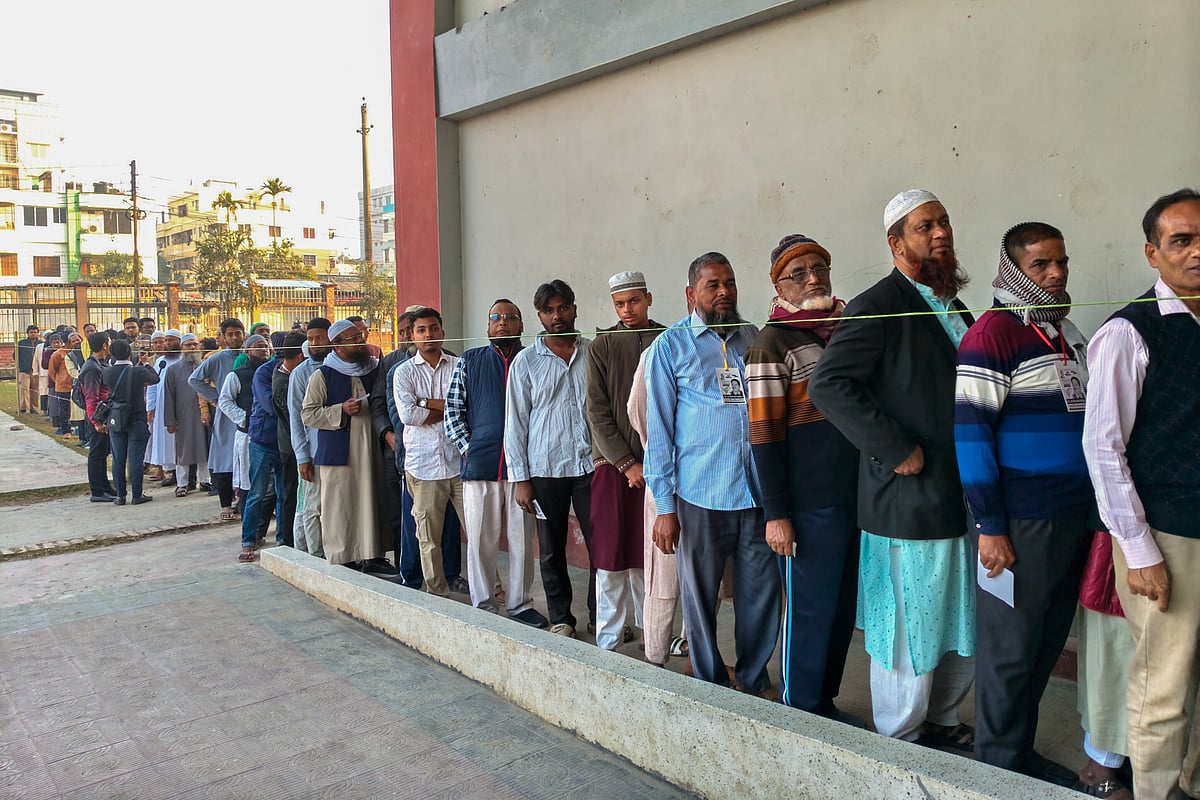 ভোট দিতে লাইনে দাঁড়িয়ে অপেক্ষা করছেন ভোটাররা। রূপাতলী সরকারি মাধ্যমিক বিদ্যালয়, বরিশাল নগর, ১২ ফেব্রুয়ারি সকাল ৭:৩৮ মিনিট।