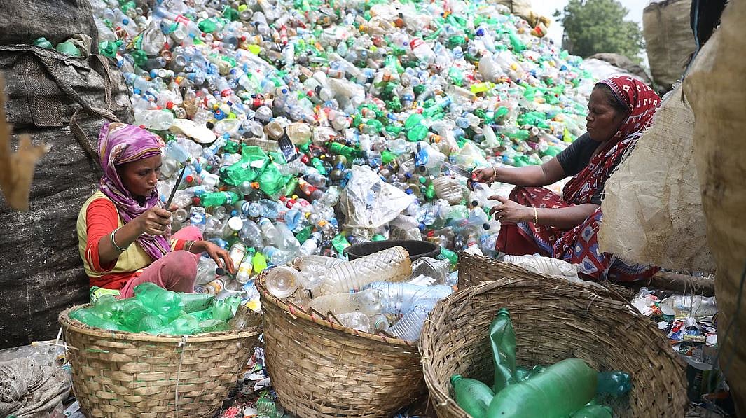 বাংলাদেশে শহরের অলিগলি থেকে নদীর তলদেশ পর্যন্ত বর্জ্য ছড়িয়ে আছে অবাধে। পাহাড়সম আবর্জনার স্তূপ যেন আমাদের নিত্যসঙ্গী।