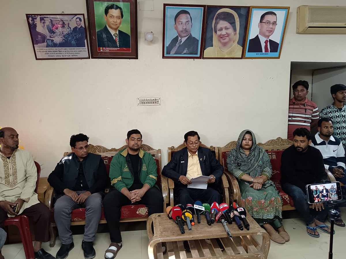 ফরিদগঞ্জের রূপসা দক্ষিণ ইউনিয়নে নিজ বাসভবনে সংবাদ সম্মেলনে বক্তব্য দেন ধানের শীষ প্রতীকের পরাজিত প্রার্থী হারুনুর রশিদ