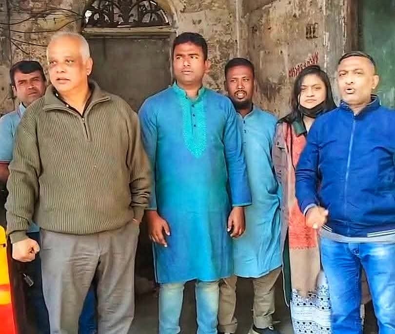 দিনাজপুরে আওয়ামী লীগের কার্যালয়ে উপস্থিত হয়ে নেতা–কর্মীদের স্লোগান। রোববার দুপুর সাড়ে ১২টায় শহরের বাসুনিয়াপট্টি এলাকায়