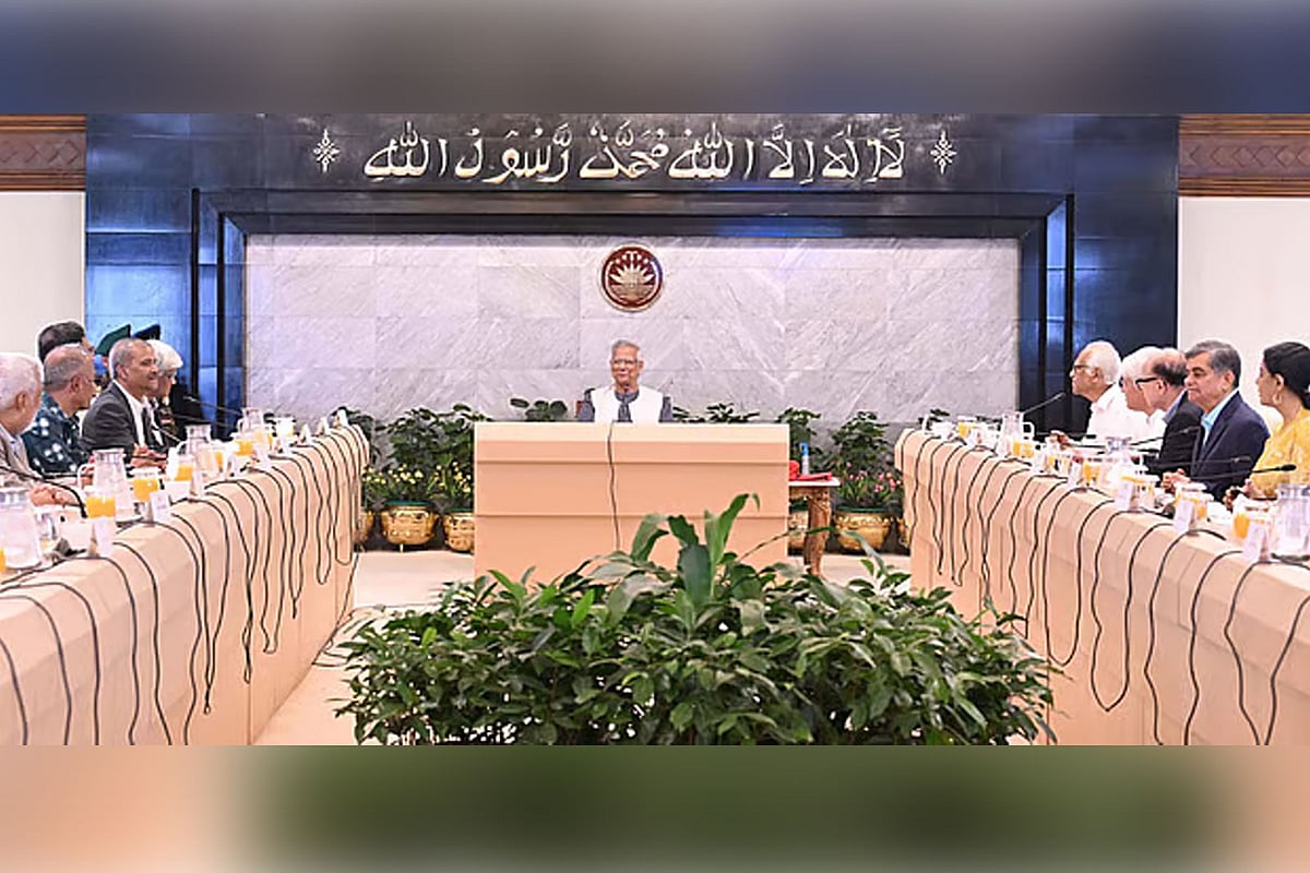 প্রধান উপদেষ্টা অধ্যাপক মুহাম্মদ ইউনূসের সভাপতিত্বে উপদেষ্টা পরিষদের শেষ বৈঠক। আজ রোববার রাজধানীর তেজগাঁওয়ে প্রধান উপদেষ্টার কার্যালয়ে