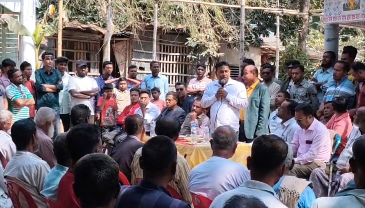 ভোটারদের ধন্যবাদ জানাতে বিভিন্ন এলাকায় ঘুরছেন খুলনা-৬ আসনে বিএনপির প্রার্থী এস এম মনিরুল হাসান। আজ রোববার দুপুরে কয়রার উত্তর বেদকাশী এলাকায়