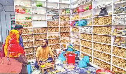 ঝিনাইদহের মহেশপুর উপজেলায় বিভিন্ন গ্রামে সিটি গোল্ডের গয়না উৎপাদন হচ্ছে। নওদাগা গ্রামে বাড়িতে বসে নারীরা সিটি গোল্ডের গয়না উৎপাদন করেন