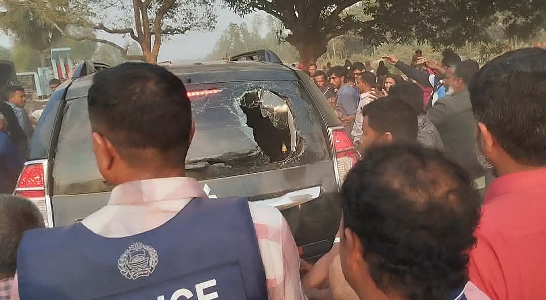 রংপুর-৬ আসনের ধানের শীষ প্রতীকে সিল মারা দুটি ব্যালট ও চারটি গণভোটের ব্যালট উদ্ধারের দাবি করে স্থানীয় ব্যক্তিরা। বিষয়টি জানার পর পীরগঞ্জের ইউএনও ঘটনাস্থলে গেলে তাঁকে অবরুদ্ধ রাখার পাশাপাশি তাঁর গাড়ি ভাঙচুর করা হয়। সোমবার বিকেলে পীরগঞ্জের হাসারপাড়া সরকারি প্রাথমিক বিদ্যালয়ে