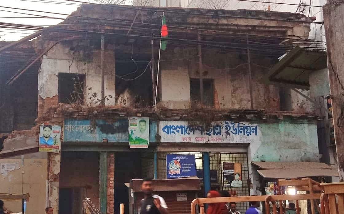 বগুড়া শহরের সাতমাথা এলাকায় টেম্পল সড়কে আওয়ামী লীগ, ছাত্রলীগ ও যুবলীগের কার্যালয়