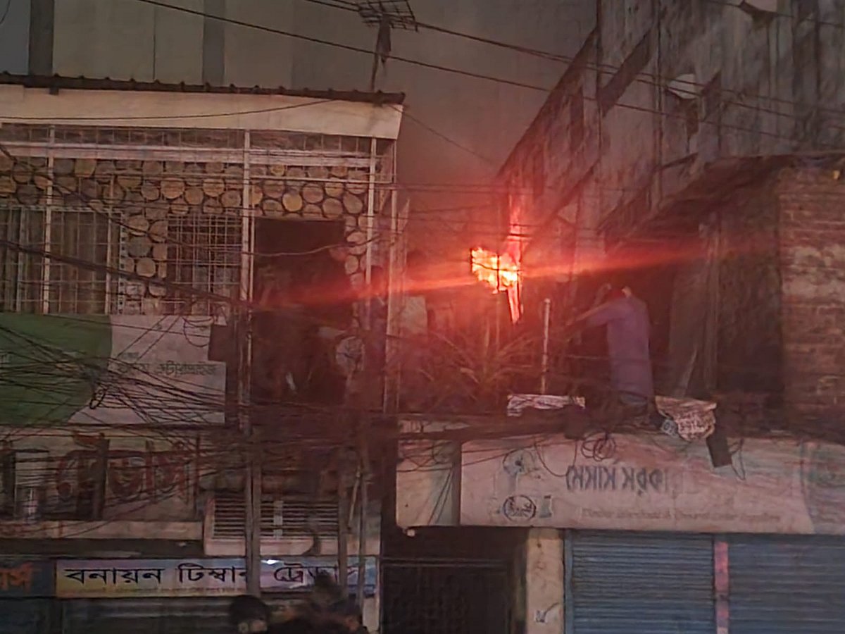রাজধানীর কারওয়ান বাজারের কাঠপট্টি এলাকায় এই পাঁচতলা ভবনে আগুন লাগে