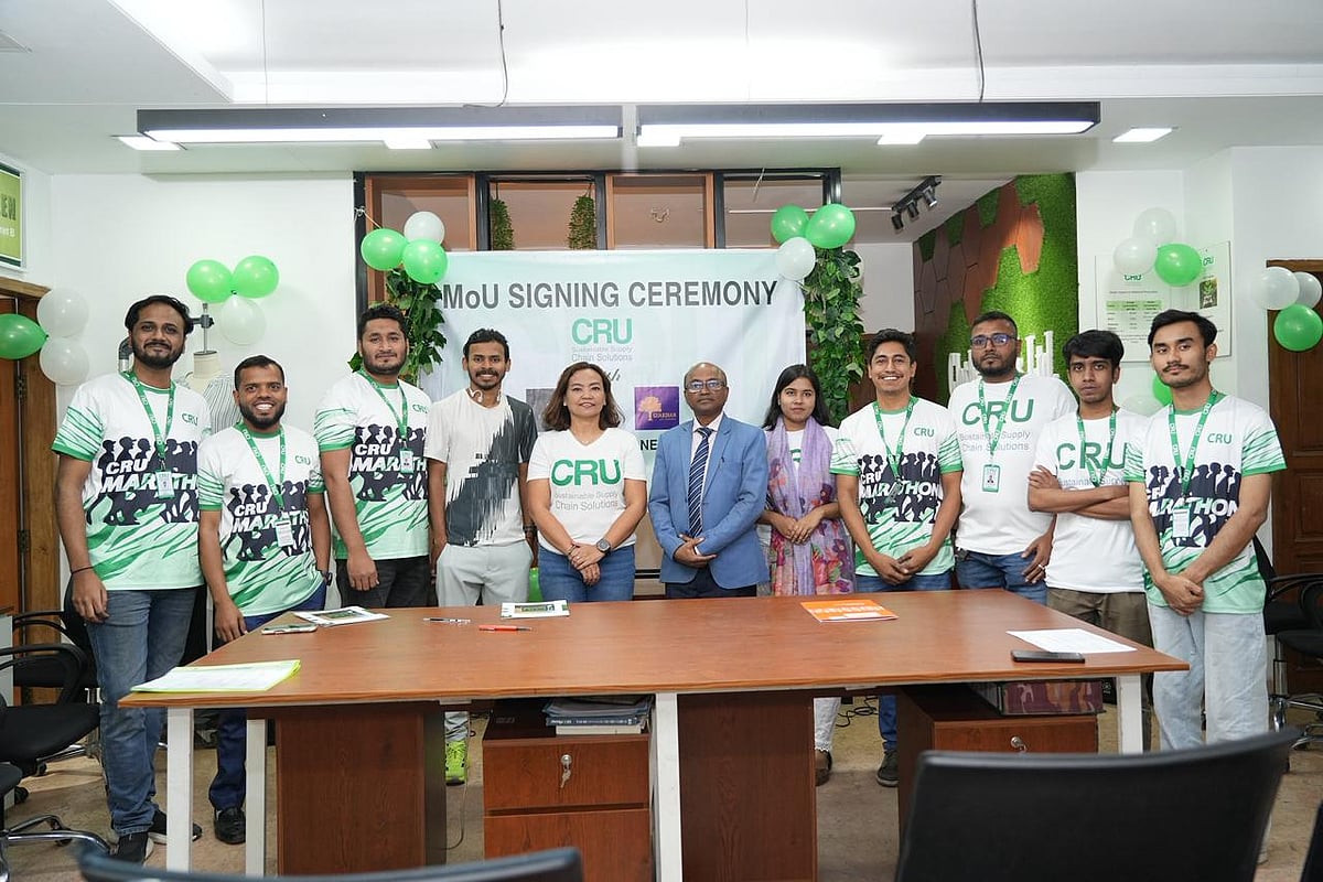 চুক্তি সই অনুষ্ঠানে ক্লথস ‘আর’ আস লিমিটেডের ব্যবস্থাপনা পরিচালক (এমডি) কিয়াও সেন থাই ডলি, ফিটফ্যামজের প্রতিষ্ঠাতা সাজ্জাদ হোসেন, গার্ডিয়ান লাইফ ইন্স্যুরেন্সের শাখা ব্যবস্থাপক কাজী আশিকুর রহমান।