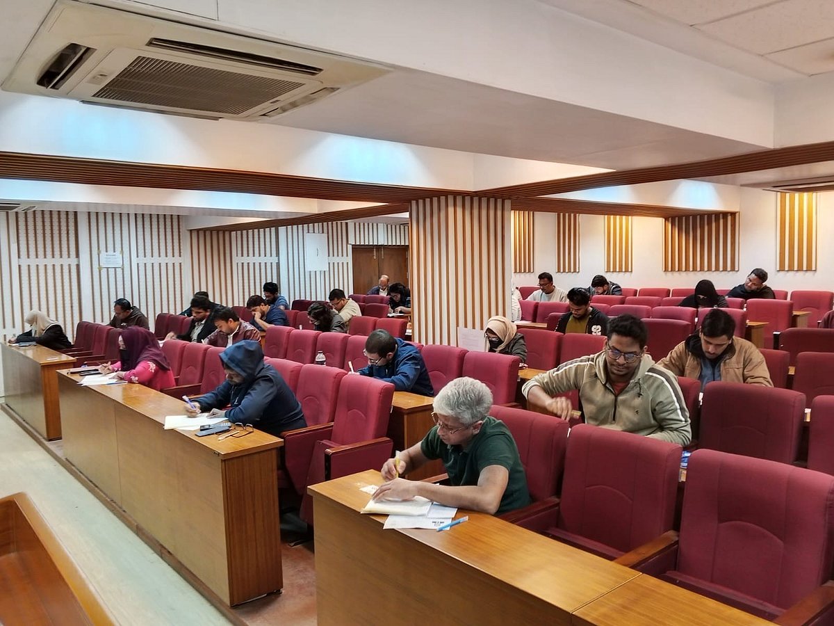 ঢাকা বিশ্ববিদ্যালয়ে প্রফেশনাল মাস্টার্স ইন ইনফরমেশন অ্যান্ড সাইবার সিকিউরিটির পরীক্ষা চলছে