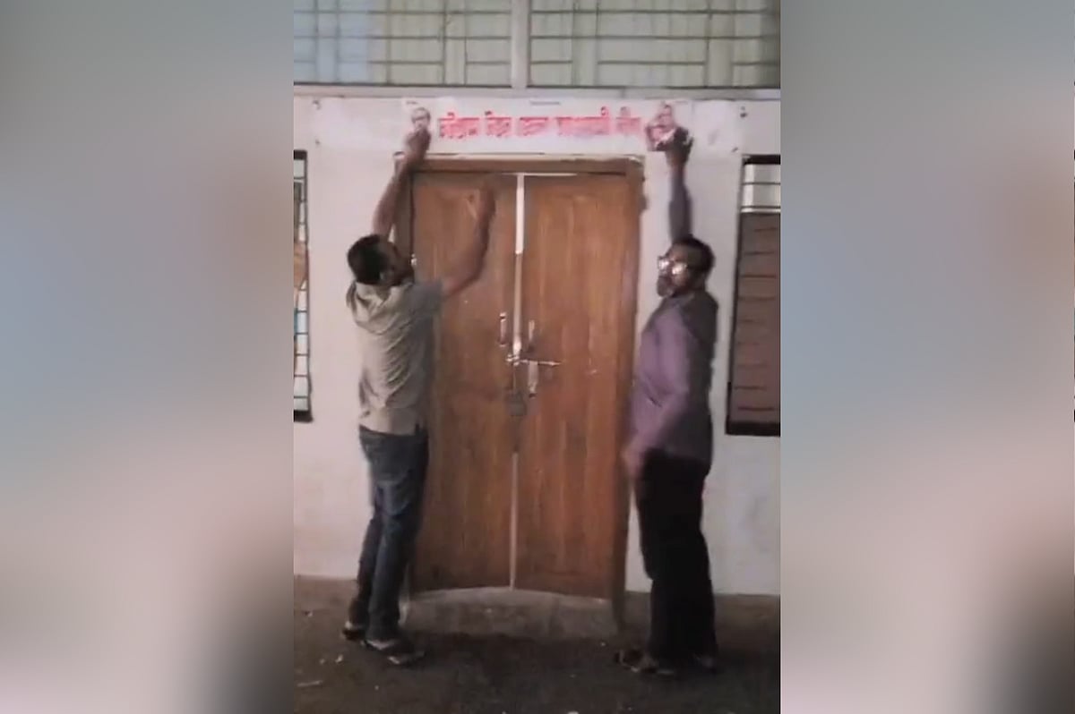 চট্টগ্রাম উত্তরজেলা আওয়ামী লীগ কার্যালয়ে দলীয় ব্যানার লাগাচ্ছেন দুই যুবক