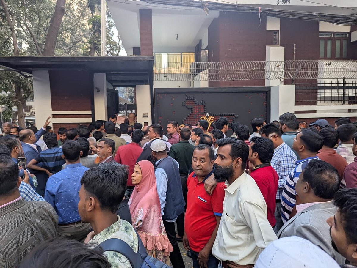 রাজধানীর গুলশানে বিএনপির কার্যালয়ের সামনে নেতা–কর্মীদের ভিড়। ১৬ ফেব্রুয়ারি, ২০২৬