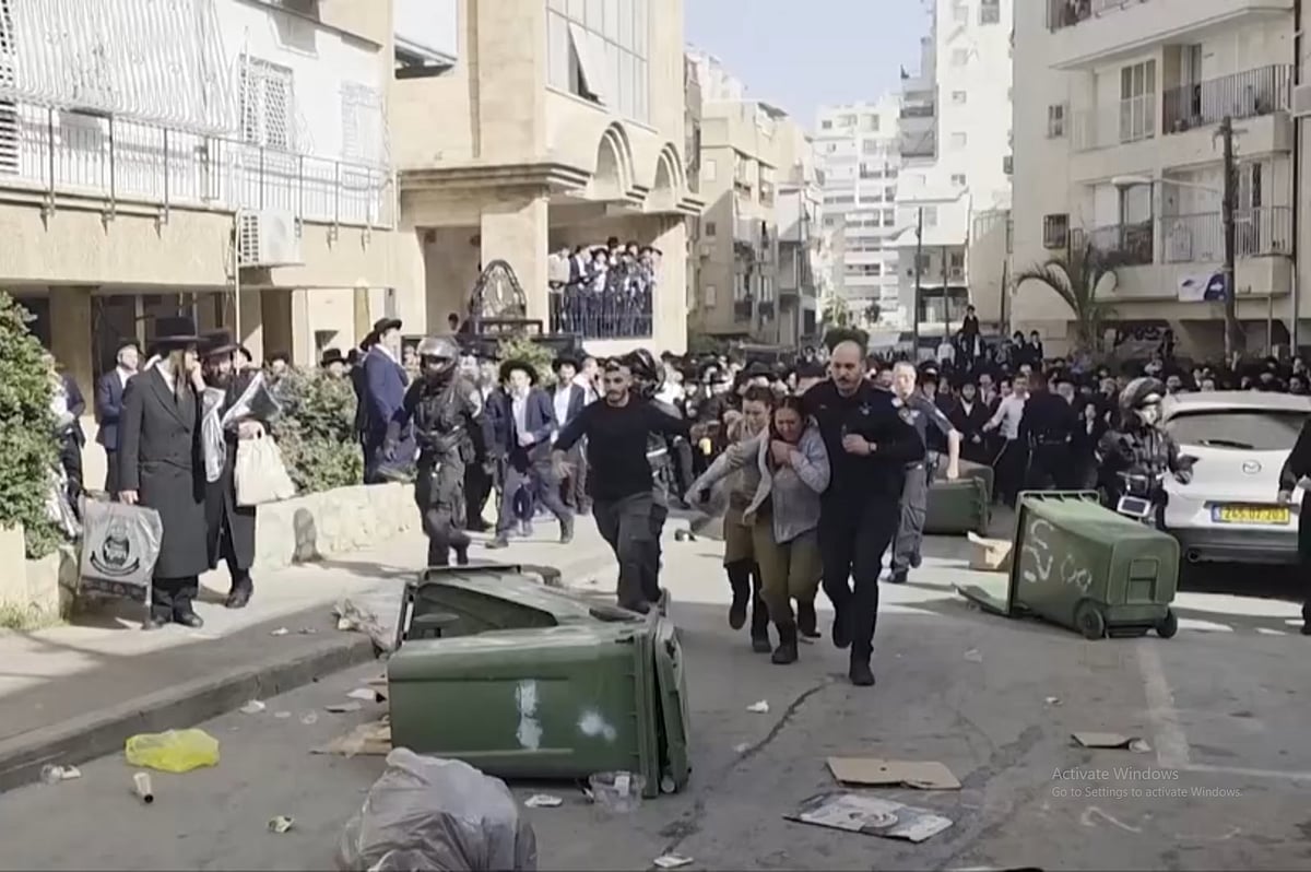 অতিরক্ষণশীল ইহুদি পুরুষেরা তাড়া করছেন দুই ইসরায়েলি নারী সেনাকে