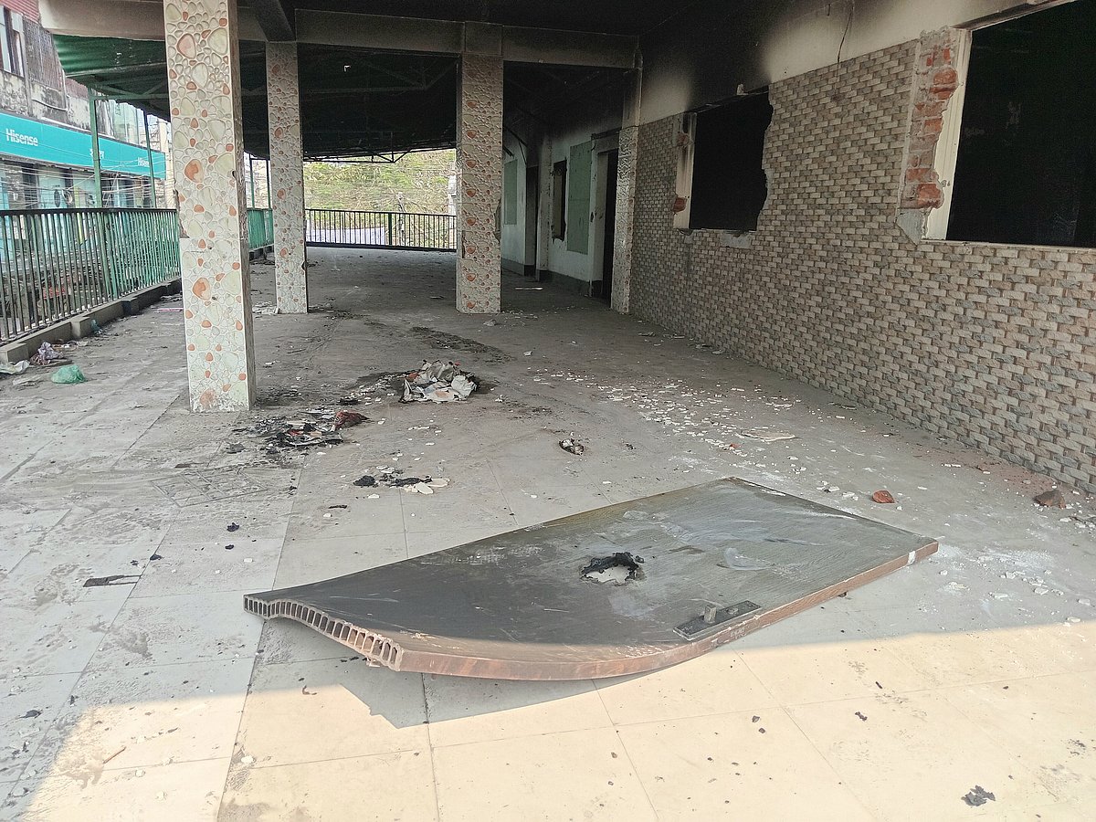 খুলনা নগরের লোয়ার যশোর রোডের শামীম স্কয়ার শঙ্খ মার্কেট এলাকায় আওয়ামী লীগ জেলা ও মহানগর কার্যালয়। গতকাল সোমবার দুপুরে