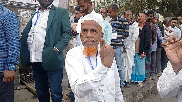 চট্টগ্রাম নগরের বহদ্দারহাটের এখলাছুর রহমান সরকারি প্রাথমিক বিদ্যালয় কেন্দ্রে ভোট দিয়ে হাতের কালি দেখাচ্ছেন এক ভোটার। গত বৃহস্পতিবার  সকালে তোলা