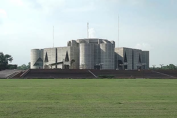 জাতীয় সংসদ ভবনের দক্ষিণ প্লাজায় বিএনপির নেতৃত্বাধীন নতুন সরকারের শপথ অনুষ্ঠানের আয়োজনের প্রস্তুতি চলছে