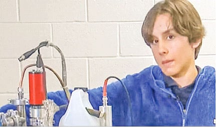 নিজের তৈরি নিউক্লিয়ার ফিউশন রিঅ্যাক্টরের সামনে এইডেন ম্যাকমিলান