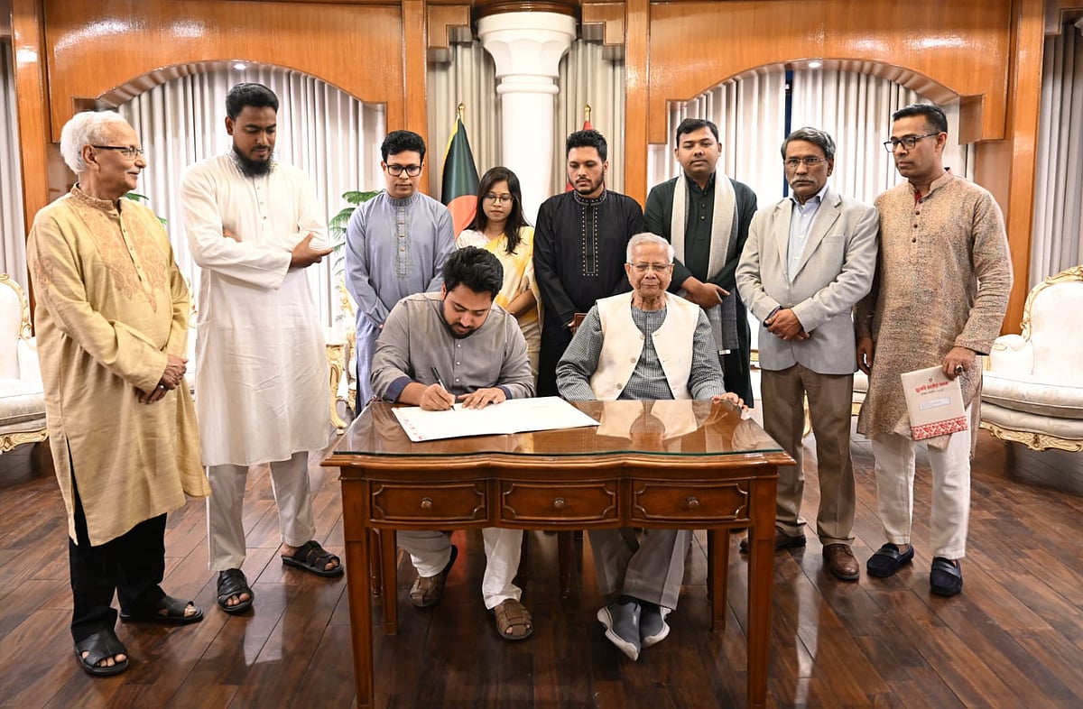 জুলাই জাতীয় সনদে স্বাক্ষর করছেন জাতীয় নাগরিক পার্টির (এনসিপি) আহ্বায়ক নাহিদ ইসলাম। আজ রোববার সন্ধ্যায় প্রধান উপদেষ্টা অধ্যাপক মুহাম্মদ ইউনূসের বাসভবন যমুনায়