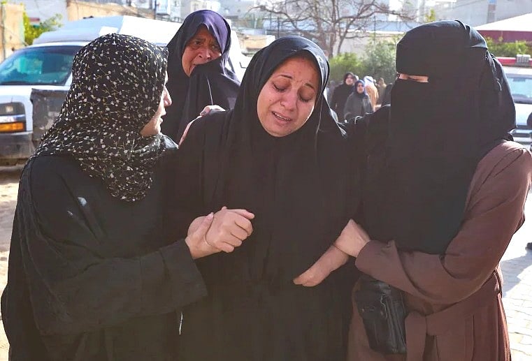 দক্ষিণ গাজা উপত্যকার খান ইউনিসের নাসের হাসপাতালে ইসরায়েলি হামলায় নিহত ফিলিস্তিনিদের জানাজায় স্বজনেরা কান্নায় ভেঙে পড়েন। ১৫ ফেব্রুয়ারি, ২০২৬