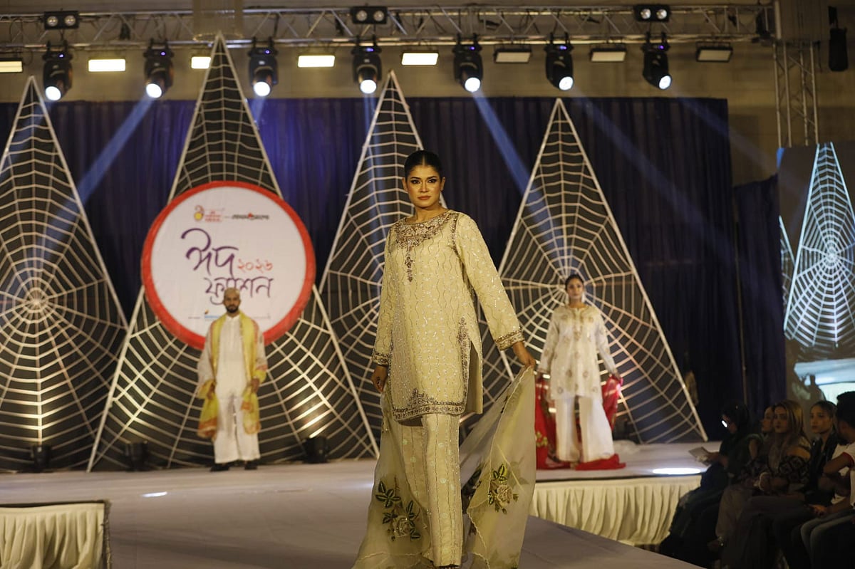 ‘আদি মোহিনী মোহন কাঞ্জিলাল-প্রথম আলো ঈদ ফ্যাশন’ আয়োজনে মডেলদের ক্যাটওয়াক। আজ সন্ধ্যায় চট্টগ্রামে নগরের পাঁচতারকা হোটেল রেডিসন ব্লু বে ভিউর মেজবান হলে