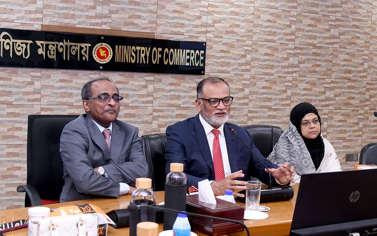 বিদায় সংবর্ধনা অনুষ্ঠানে শেখ বশিরউদ্দীন তাঁর স্ত্রী ইফসিয়া মাহিনকে নিয়ে উপস্থিত ছিলেন। আজ বাণিজ্য মন্ত্রণালয়ে