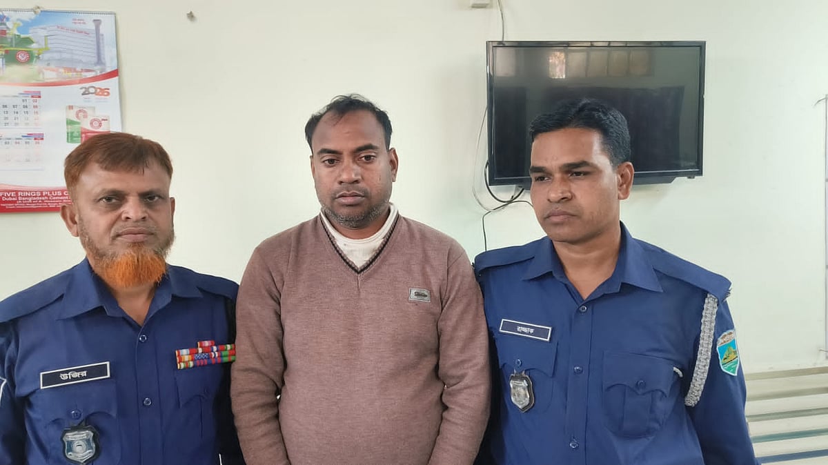 চাঁপাইনবাবগঞ্জের চরবাগডাঙ্গায় বোমা  বানাতে গিয়ে বিস্ফোরণের ঘটনায় দায়ের করা মামলায় গ্রেপ্তার শরিফ উদ্দীন