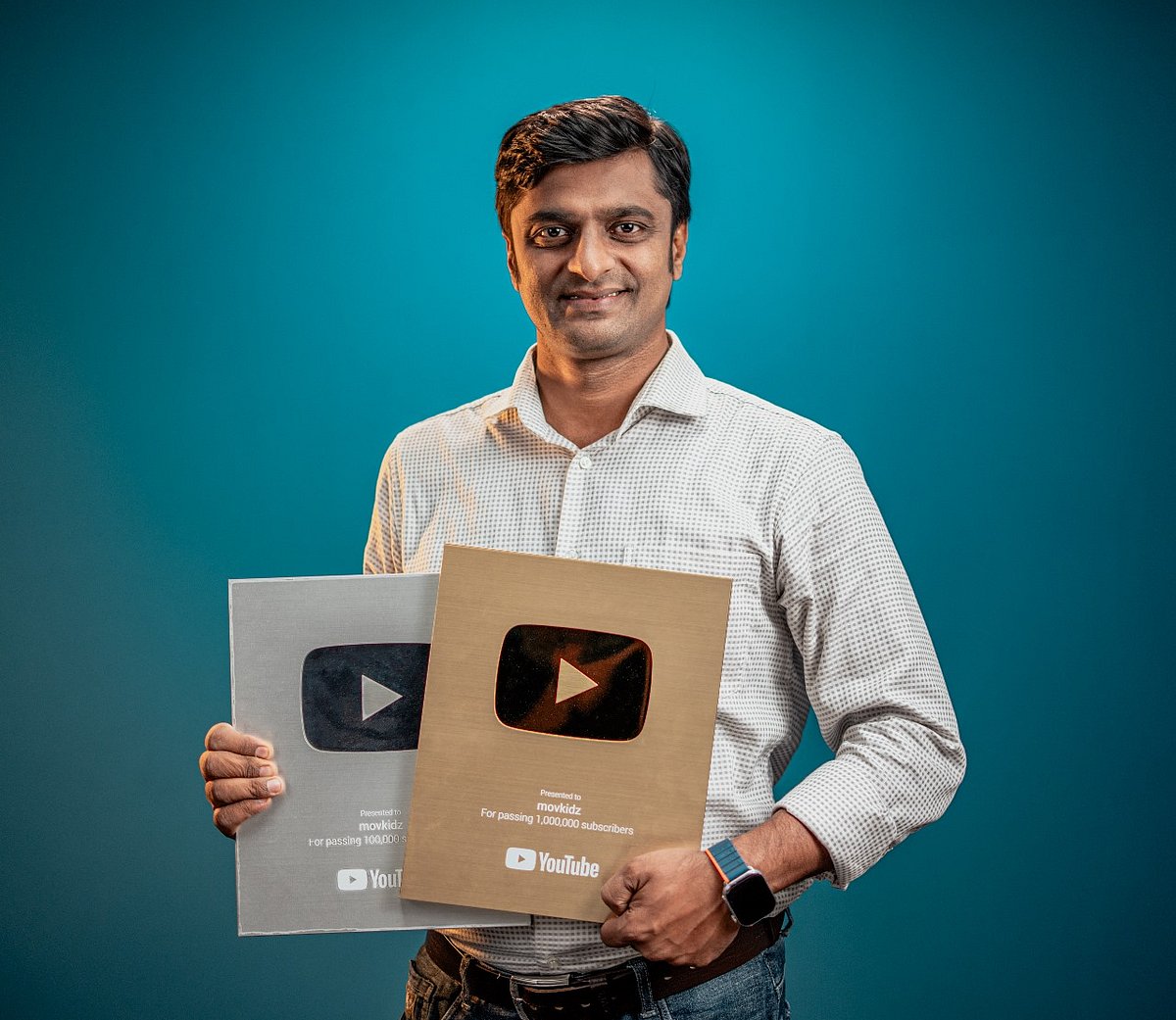 ইউটিউবের গোল্ডেন প্লে বাটন হাতে সেলিম হোসেইন