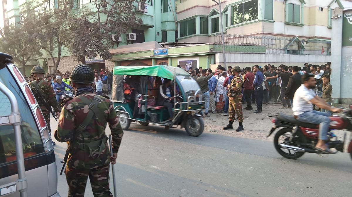 চাঁদাবাজির প্রতিবাদে বিক্ষোভ করেন স্থানীয় বাসিন্দারা। আজ সোমবার বিকেলে কুষ্টিয়া সদর উপজেলার খাজানগর এলাকায়