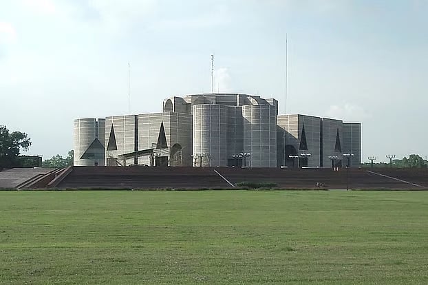 জাতীয় সংসদ ভবনের দক্ষিণ প্লাজায় বিএনপির নেতৃত্বাধীন নতুন সরকারের শপথ অনুষ্ঠানের আয়োজনের প্রস্তুতি চলছে