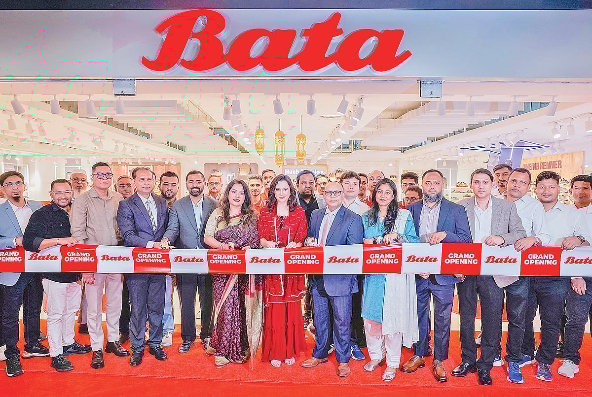 চট্টগ্রামের মেরিডিয়ান কোহিনূর সিটি শপিং মলে সম্প্রতি বাটা বাংলাদেশের রিটেইল তথা ফ্ল্যাগশিপ স্টোরের উদ্বোধনী অনুষ্ঠানে কোম্পানিটির এমডি ফারিয়া ইয়াসমিন, অর্থ পরিচালক ইলিয়াস আহমেদ, রিটেইল ডিরেক্টর আরফানুল হক, হেড অব মার্কেটিং নুসরাত হাসান ও চিফ অব আইঅ্যান্ডডি অ্যান্ড ফ্র্যাঞ্চাইজি মো. সাইদুর রহমান, বাটার পণ্যদূত অভিনেত্রী সাবিলা নূরসহ অতিথিরা