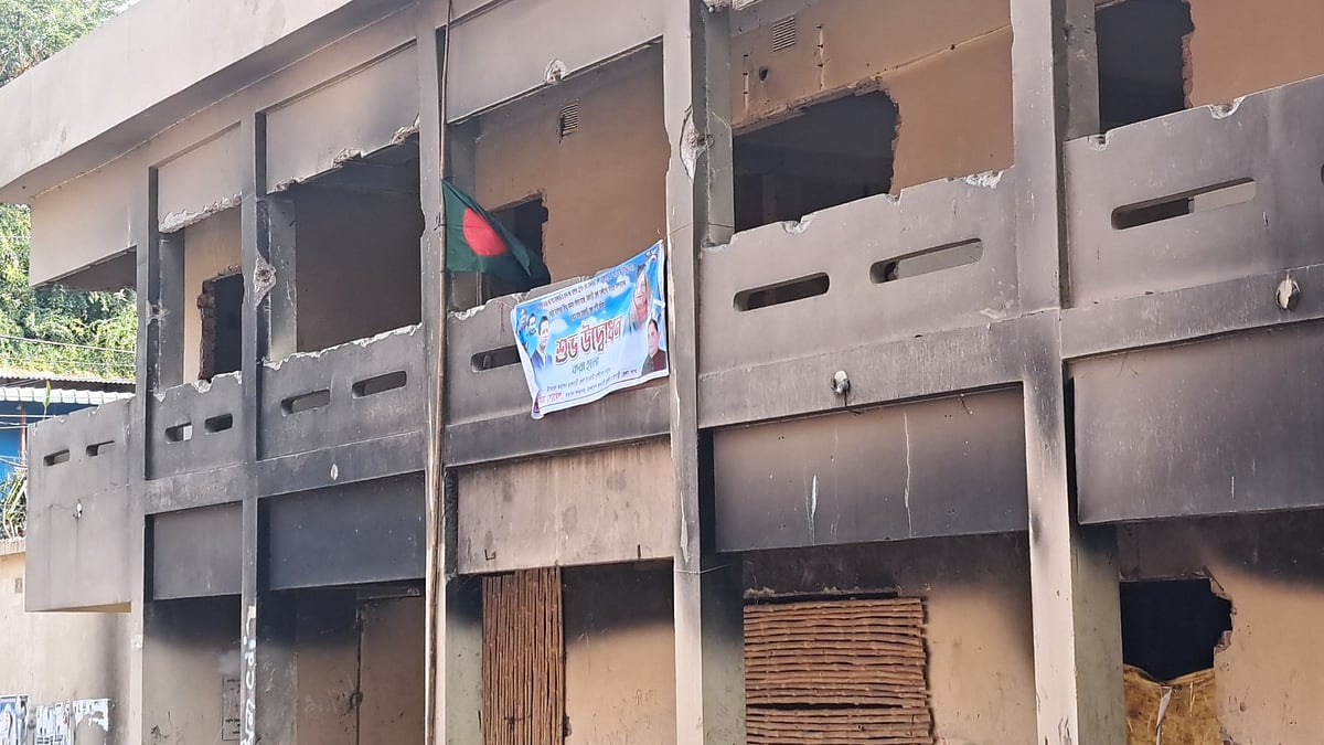 রাজবাড়ী জেলা আওয়ামী লীগের কার্যালয়ে জাতীয় পতাকা ও উদ্বোধনী ব্যানার টাঙানো হয়। আজ মঙ্গলবার দুপুরে রাজবাড়ী শহরের রেলগেট শহীদ স্মৃতিচত্বর–সংলগ্ন এলাকায় জেলা আওয়ামী লীগের কার্যালয়ে