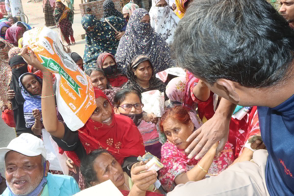 রমজানের পণ্য কিনতে টিসিবির ট্রাকের সামনে ভিড় করেন ক্রেতারা। আজ দুপুরের দিকে রাজশাহী নগরের শালবাগান বাজার এলাকায়