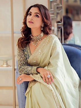 শাড়ির মডার্ন গ্ল্যাম লুকে সাদিয়া আয়মান