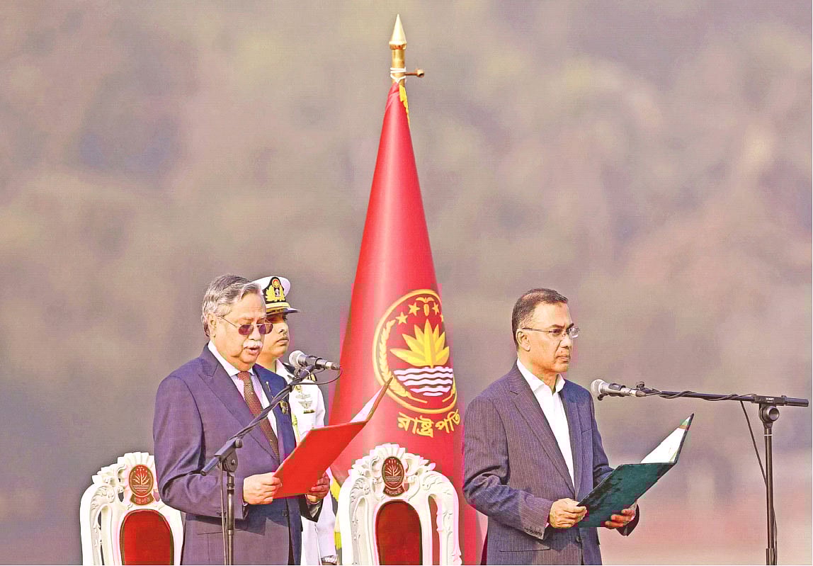 তারেক রহমানকে শপথ পাঠ করাচ্ছেন রাষ্ট্রপতি মো. সাহাবুদ্দিন। গতকাল বিকেলে জাতীয় সংসদ ভবনের দক্ষিণ প্লাজায়