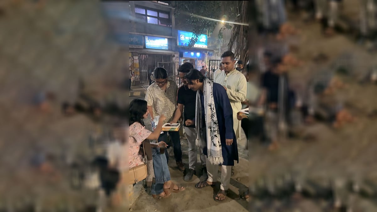 ঢাকা বিশ্ববিদ্যালয়ের টিএসসিতে মিষ্টি বিতরণ করছেন ছাত্রদলের নেতা–কর্মীরা। ১৭ ফেব্রুয়ারি ২০২৬