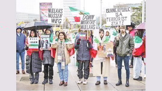 যুক্তরাষ্ট্র ও ইরানের মধ্যে পারমাণবিক ইস্যুতে দ্বিতীয় দফা আলোচনা চলাকালে ইরানের বর্তমান সরকারের বিরুদ্ধে প্রতিবাদকারীদের বিক্ষোভ। গতকাল সুইজারল্যান্ডের জেনেভায় জাতিসংঘ কার্যালয়ের কাছে