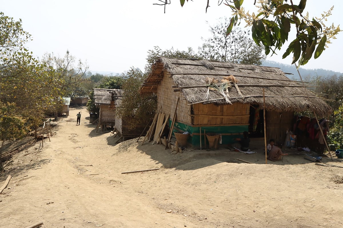 বান্দরবানের রোয়াংছড়ির শুকনাছড়ি পাড়ার এই রাস্তাটি তৈরি করেছেন গ্রামবাসী। গ্রামের বাসিন্দারা সুপেয় পানির ব্যবস্থা ও স্কুলও প্রতিষ্ঠা করেছেন। সম্প্রতি তোলা