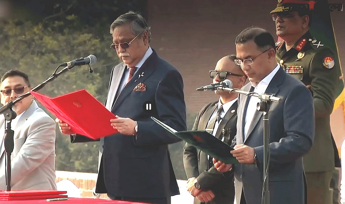 তাঁকে প্রধানমন্ত্রীর শপথবাক্য পাঠ করান রাষ্ট্রপতি রাষ্ট্রপতি মো. সাহাবুদ্দিন। ১৭ ফেব্রুয়ারি