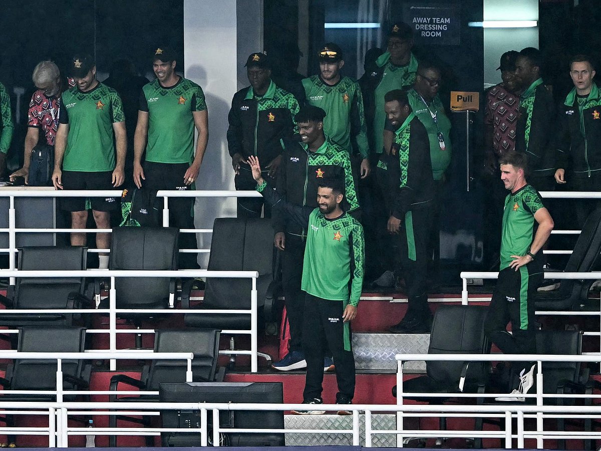 পাল্লেকেলে স্টেডিয়ামে সমর্থকদের অভিনন্দনের জবাব দিচ্ছেন জিম্বাবুয়ে অধিনায়ক সিকান্দার রাজা