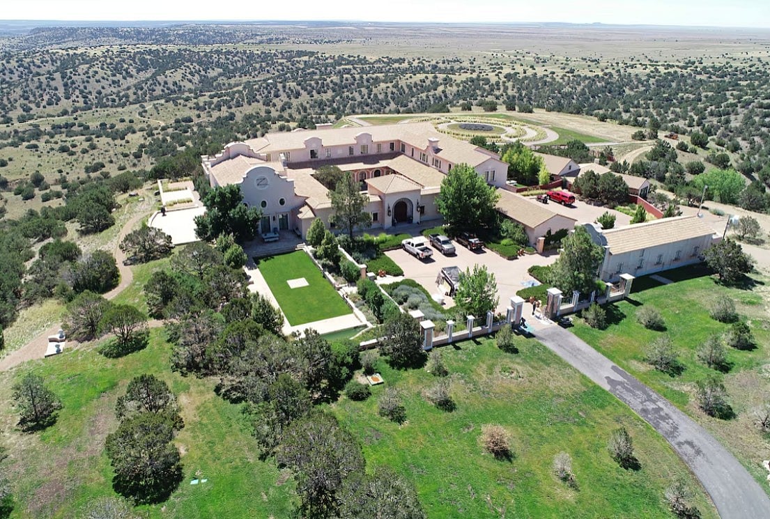 এপস্টিন ১৯৯৩ সালে ব্রুস কিংয়ের কাছ থেকে জোরো র‍্যাঞ্চ নামের খামারটি কিনেছিলেন