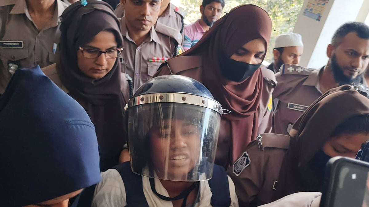 রায় ঘোষণার পর আসামিকে ঢাকা মহানগর হাজত খানায় নেওয়া হচ্ছে