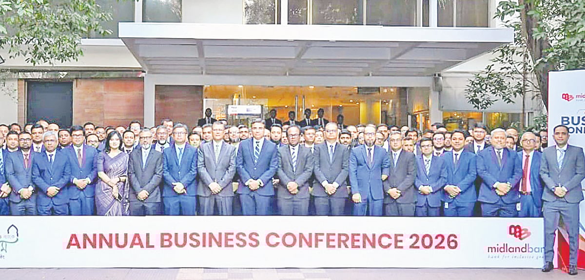 মিডল্যান্ড ব্যাংকের বার্ষিক ব্যবসা সম্মেলনে ব্যবস্থাপনা পরিচালক (এমডি) মো. আহসান-উজ জামান; স্বতন্ত্র পরিচালক রিয়াজ আহমেদ চৌধুরী; ডিএমডি মো. জাহিদ হোসেন, মো. নাজমুল হুদা সরকার; সিএফও দিদারুল ইসলামসহ ঊর্ধ্বতন কর্মকর্তারা