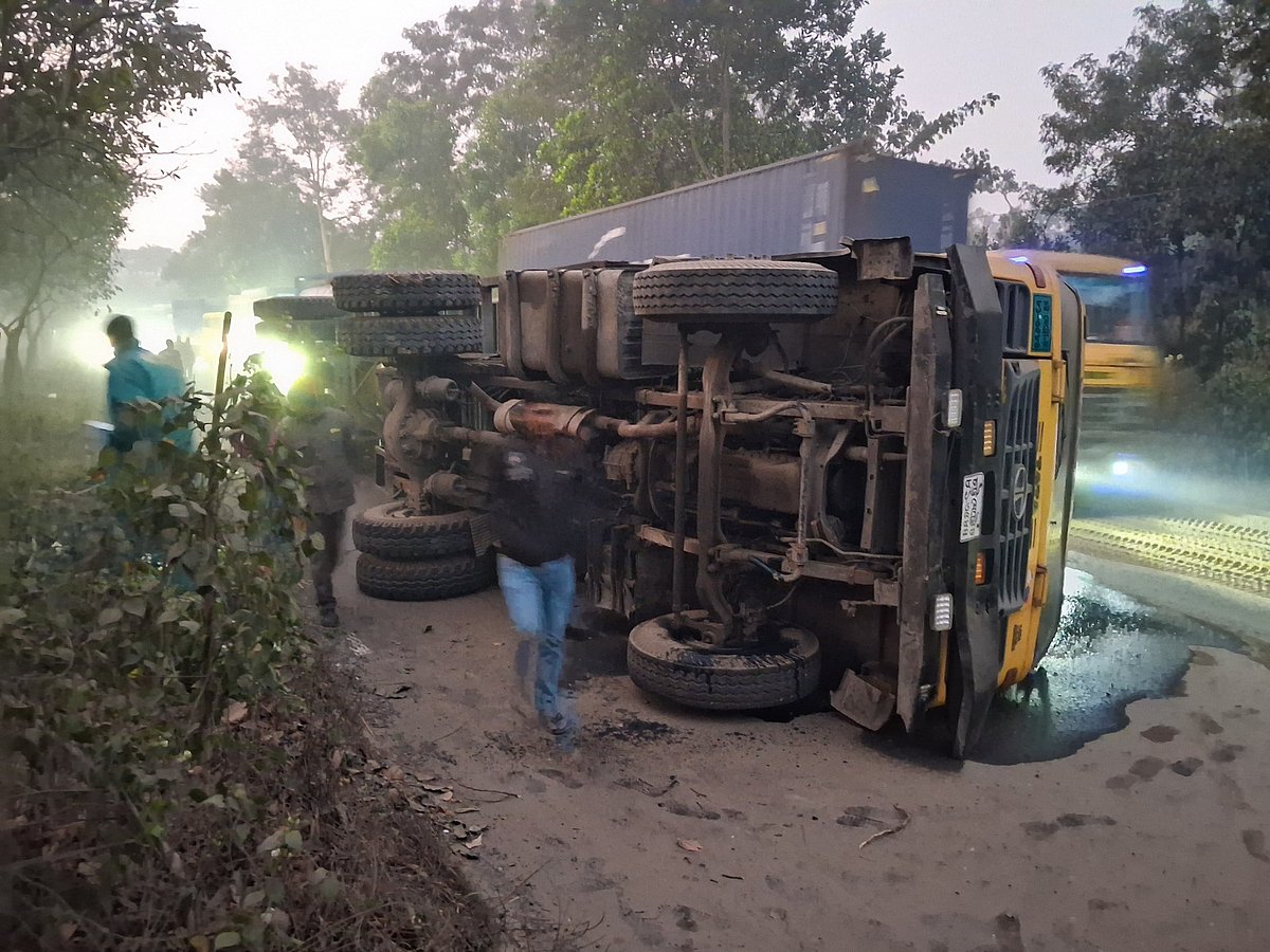 দুর্ঘটনাকবলিত কনটেইনারবাহী লরি। আজ সকাল ছয়টার দিকে ঢাকা-চট্টগ্রাম মহাসড়কের মিরসরাইয়ের ডাকবাংলো এলাকায়