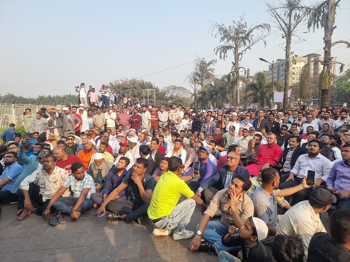 ডিজিটাল স্ক্রিনে নতুন মন্ত্রিপরিষদের শপথ অনুষ্ঠান দেখছেন দেশের নানা প্রান্ত থেকে আসা মানুষ। মঙ্গলবার মানিক মিয়া অ্যাভিনিউয়ে