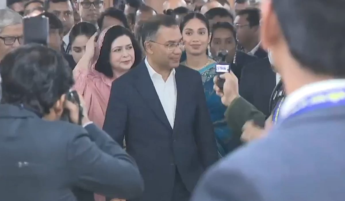 জাতীয় সংসদ ভবনে ঢুকছেন বিএনপির চেয়ারম্যান তারেক রহমান। তাঁর সঙ্গে রয়েছেন স্ত্রী জুবাইদা রহমান ও মেয়ে জাইমা রহমান। আজ মঙ্গলবার সকালে