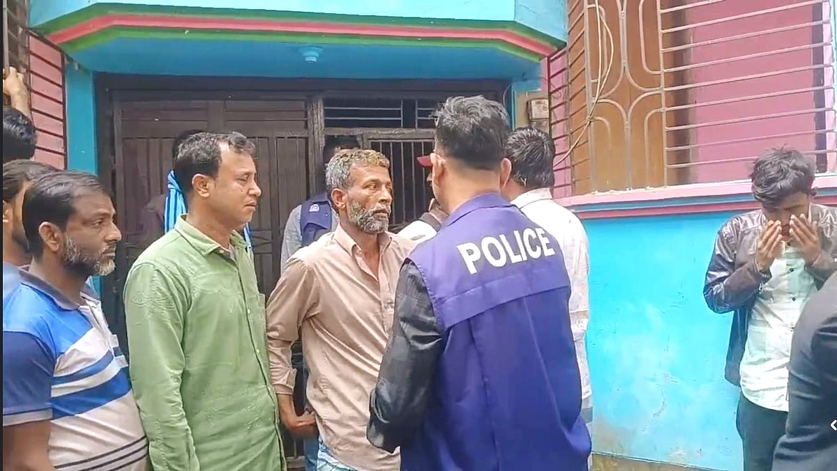 কুমিল্লার হোমনায় বসত ঘর থেকে নারী ও শিশুসহ তিনজনের লাশ উদ্ধরে যায় পুলিশ। আজ মঙ্গলবার সকালে উপজেলার ঘাড়মোড়া ইউনিয়নের উত্তর মণিপুর গ্রামে