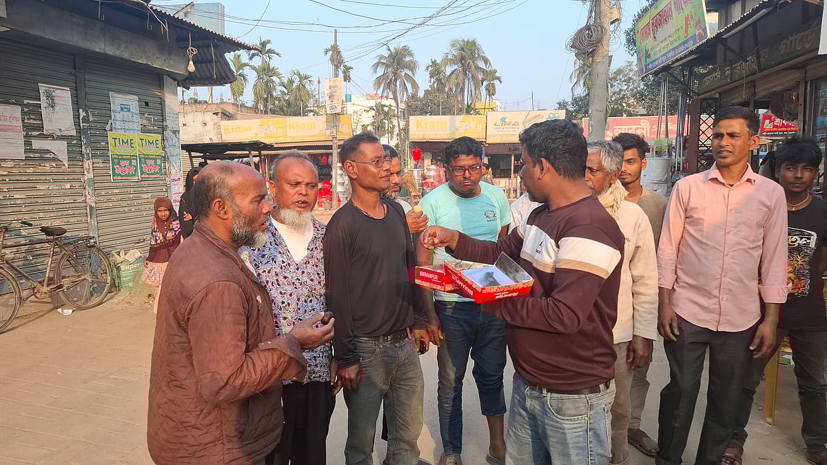 বিএনপির মহাসচিব ও ঠাকুরগাঁও–১ আসনের সংসদ সদস্য মির্জা ফখরুল ইসলাম আলমগীর মন্ত্রিসভায় স্থান পাওয়ায় দলটির কর্মী–সমর্থকদের মিষ্টি বিতরণ। আজ মঙ্গলবার বিকেলে ঠাকুরগাঁও জেলা বিএনপির কার্যালয়ের সামনে