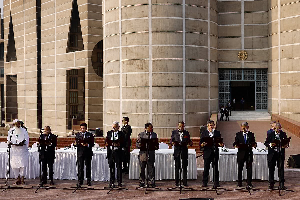 শপথ নিচ্ছেন নতুন মন্ত্রিসভার মন্ত্রীরা। জাতীয় সংসদ ভবনের দক্ষিণ প্লাজা, ঢাকা; ১৭ ফেব্রুয়ারি ২০২৬