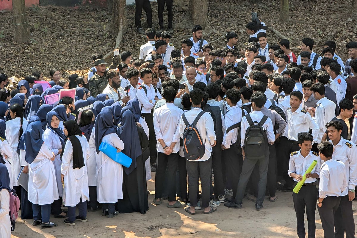 শিক্ষক অপসারণের প্রতিবাদে পরীক্ষা বর্জন করে চট্টগ্রাম বিশ্ববিদ্যালয় ল্যাবরেটরি স্কুল অ্যান্ড কলেজের শিক্ষার্থীরা। আজ বেলা ১১টায় কলেজ ক্যাম্পাসে