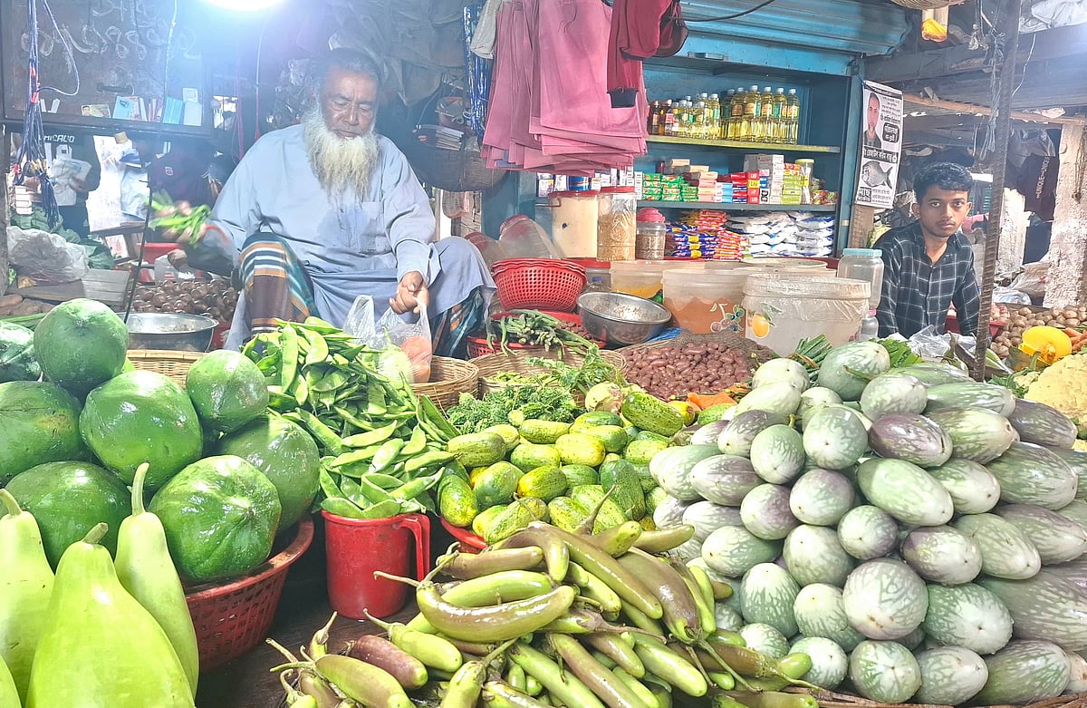 রোজা শুরুর আগেই নওগাঁর বাজারে সবজিসহ বিভিন্ন পণ্যের দাম বেড়েছে। বুধবার সকালে নওগাঁ পৌর বাজারে